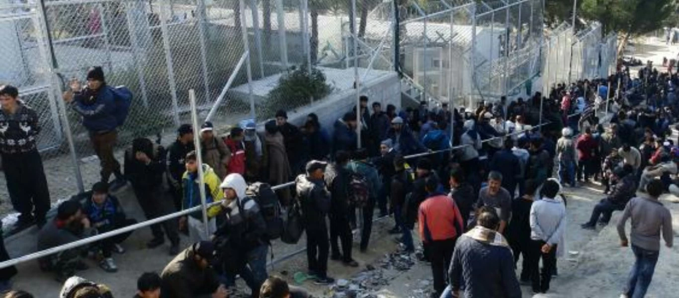 Η ΕΛ.ΑΣ κυνηγά τους Έλληνες για χαρτιά «εξόδου» αλλά δεν τολμά να πλησιάσει τους αλλοδαπούς